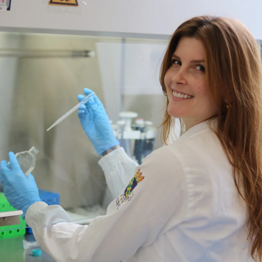 Thalita Basso Scandolara em atividade no laboratório